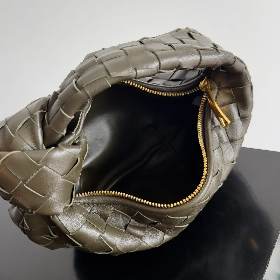 Batch 1120 Bottega veneta͙.——The latest braided and knotted hobo🔥 The top-grade lambskin leather is very soft, the bag shape is unique, practical and durable. It retains the traditional weaving elements while being a bit more flamboyant ~ Made of hand-woven sheepskin, zipper opening and closing, curved seamless structure, effortless to match. Highly recommended⚠️⚠️⚠️ The highest-end in the market🌈 Welcome to compare [Factory equipped with full package] size: 23x15x5cm.   Model: 651876
